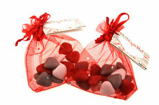 Huwelijksbedankjes rood zakje met diamantje &amp; bruidsuiker hartjes mini