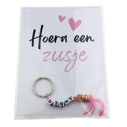 Geboortebedankje gelukspoppetjes baby sleutelhanger met naam hoera een broertje of zusje