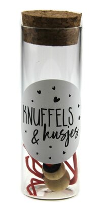 Geluksbuisje knuffels en kusjes met gelukpoppetje hartje op de buik