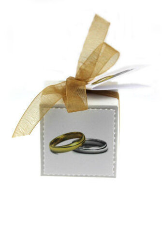 Huwelijksbedankjes kubusdoosje met label en kaartje trouwringen