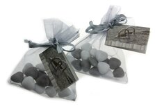 Huwelijksbedankje bruidsuiker zilver organza zakje bruidsuiker hartjes mini wit - grijs Huwelijksbedankje bruidsuiker zilver organza zakje bruidsuiker hartjes mini wit - grijs
