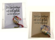 Kaart hele fijne feestdagen en veel geluk voor het nieuwe jaar met 3 cm chinese gelukspoppetje Kaart hele fijne feestdagen en veel geluk voor het nieuwe jaar met 3 cm chinese gelukspoppetje